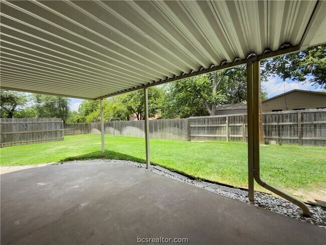 Building Photo - 2525 Willow Bend Dr