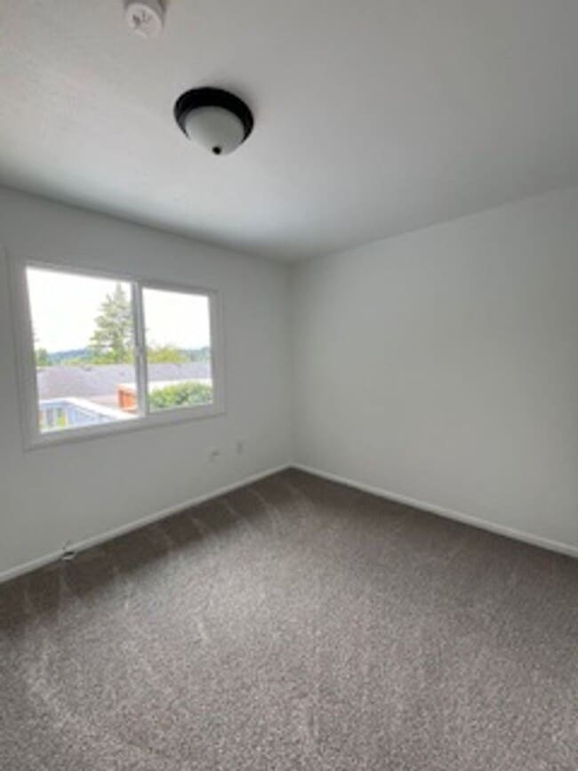Building Photo - 215 Elm St