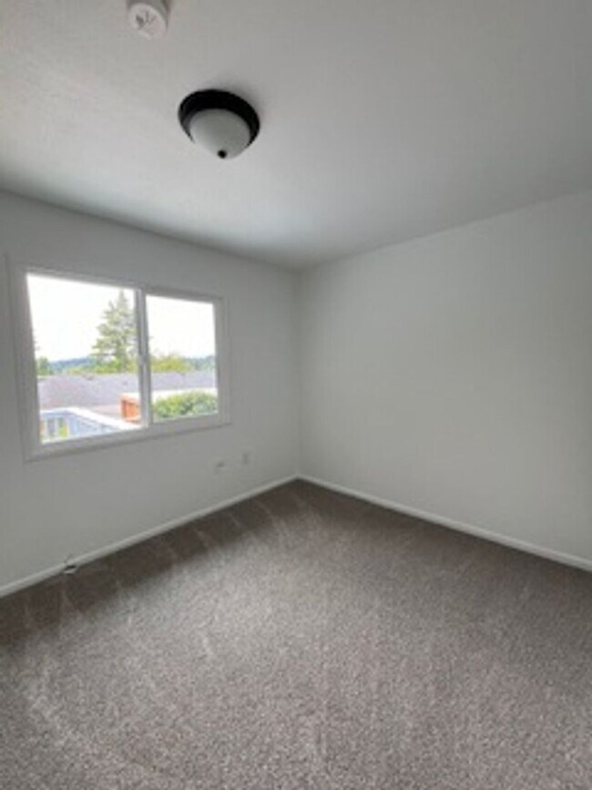Building Photo - Elm Duplex