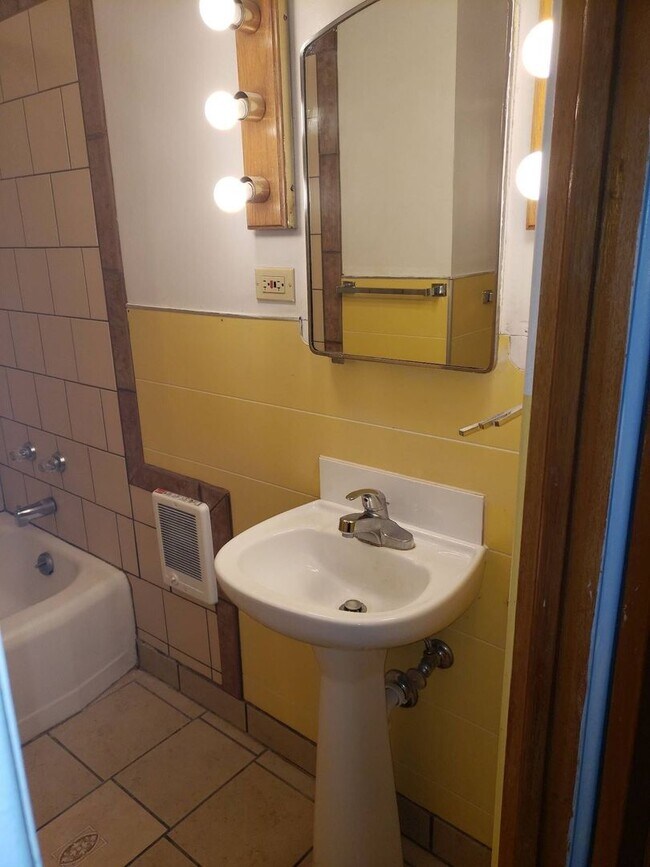 Building Photo - 1065 NE Duncan Ln