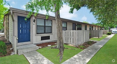 Building Photo - Oak Shade Apartments
