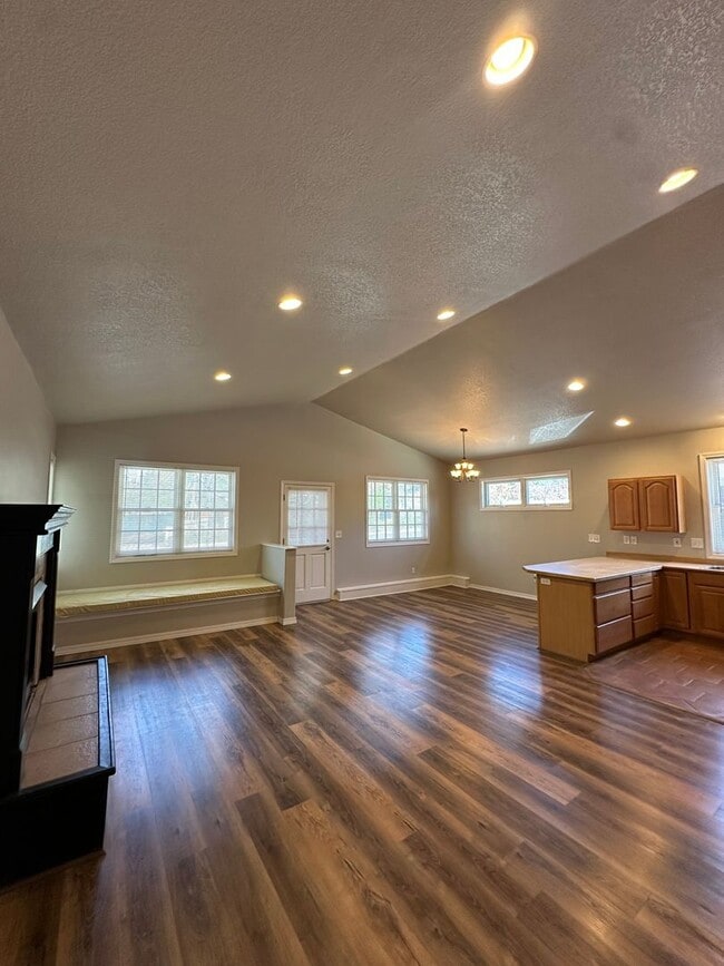 Building Photo - 245 NW Tumalo Ave