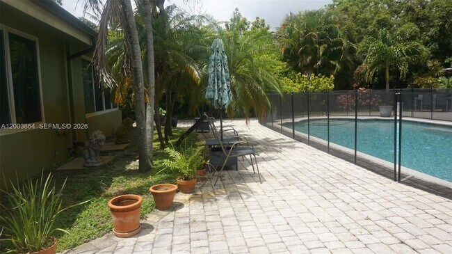 Building Photo - 853 NE 37th St