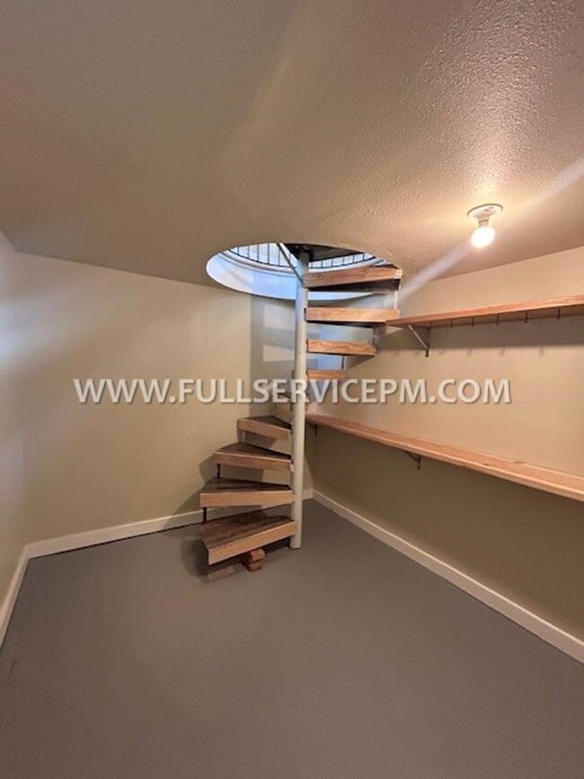 Building Photo - Exceptional South Beacon Hill 3 BD 2 BA! Huge Deck!