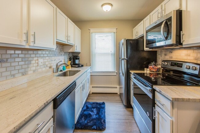 Building Photo - COMPLETELY UPDATED ROYAL OAK UNIT