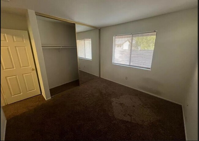 Building Photo - AVAILABLE NOW! Canyon Crest Townhome