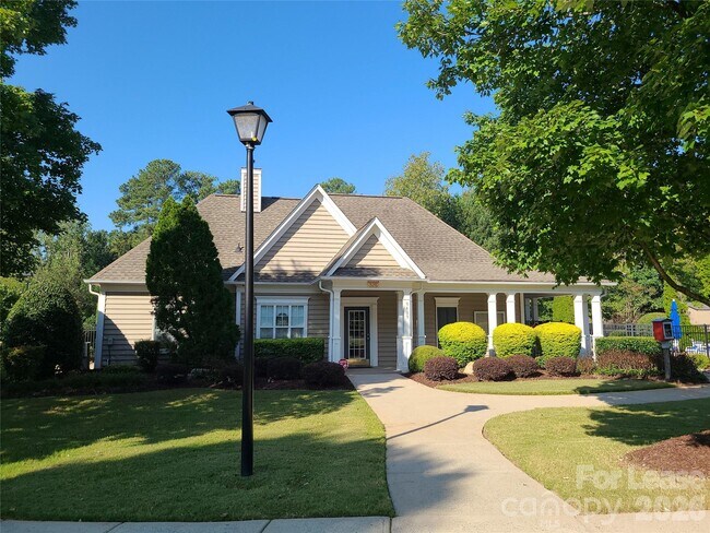 Building Photo - 11120 Maplehurst Dr