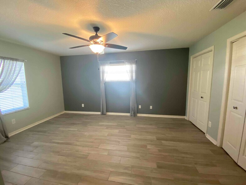 Building Photo - 3915 E Lake Todd Dr