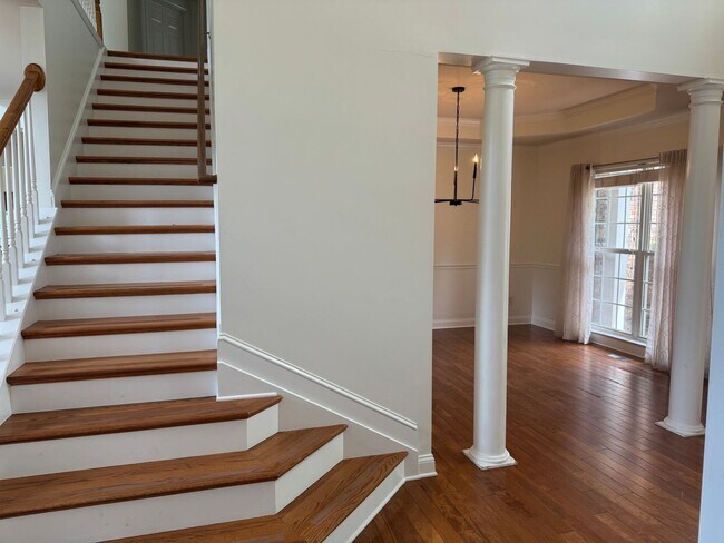 Building Photo - Brentwood 4BR Home