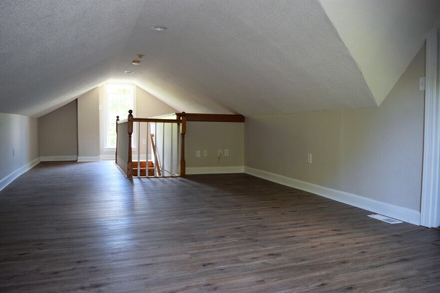 Upstairs bedroom (2) - 18 Morrison Ave