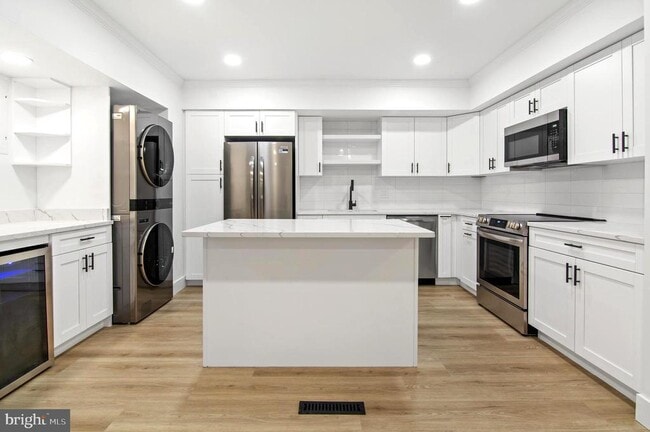 Primary Photo - 25 Stonehenge Cir