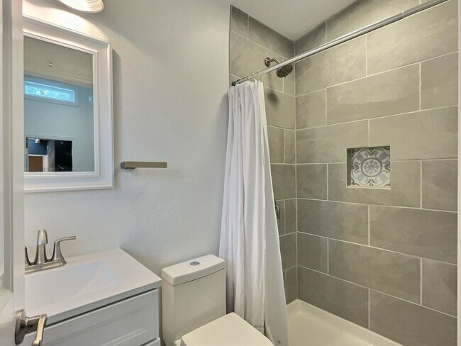 Building Photo - 5 BD / 4 BA - Stunning Mountain View Home ...