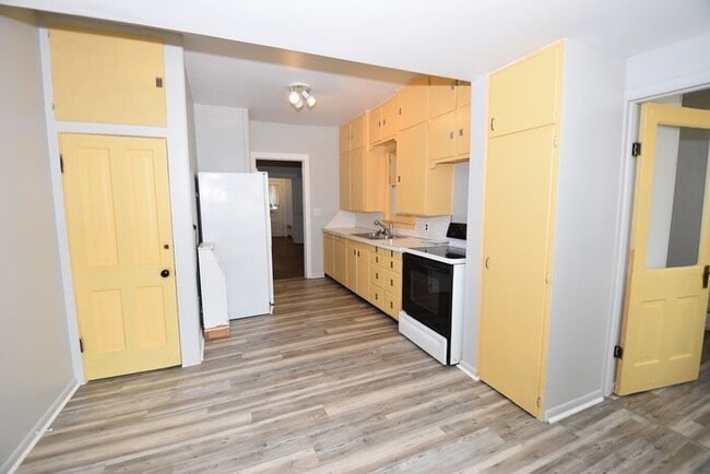 Building Photo - Beautiful 3 Bedroom Lower Unit Apartment i...