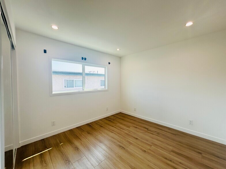 Building Photo - 10914 Columbus Ave