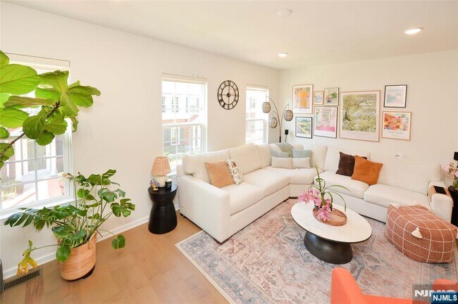 Building Photo - 60 Litchfield Ln