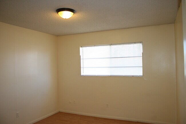 Building Photo - 700 Knotts St