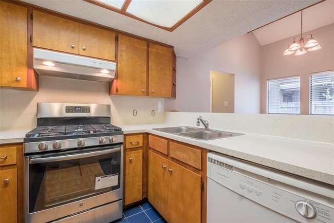 Building Photo - 16025 Stoneham Cir