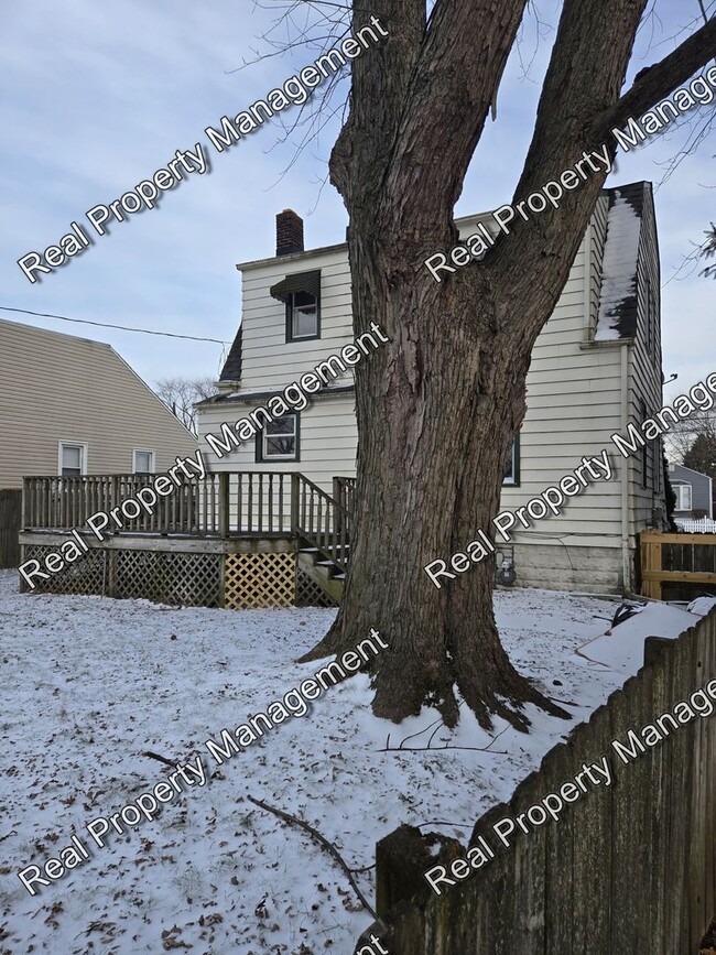 Building Photo - Updated 2 Bedroom Home