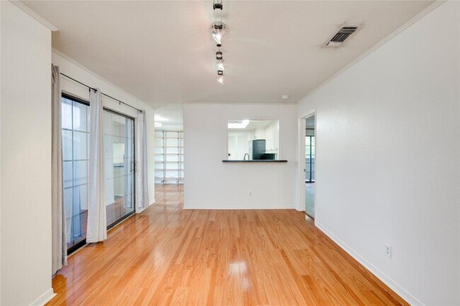 Building Photo - 1510 W N Loop Blvd