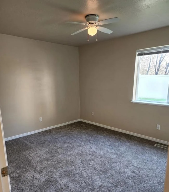 Building Photo - 2 Bed 1 Bath Upper Condo - with Optix inte...