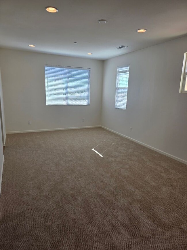 Building Photo - Gorgeous 3 Bedroom Townhome in Paseo del Sol with new flooring and paint!