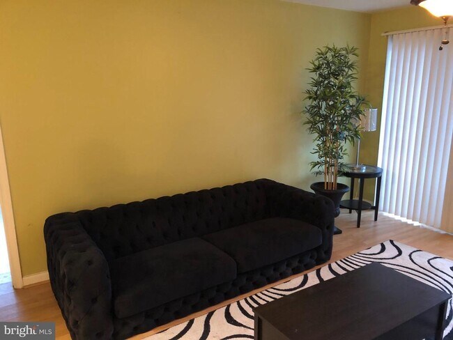 Building Photo - 1055 Gardenview Loop