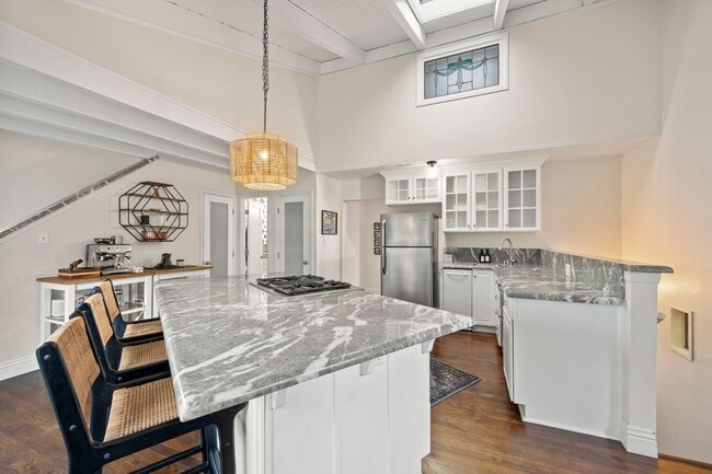 Building Photo - Ventura | Pierpont | 4 Bedroom + 3 Bathroom