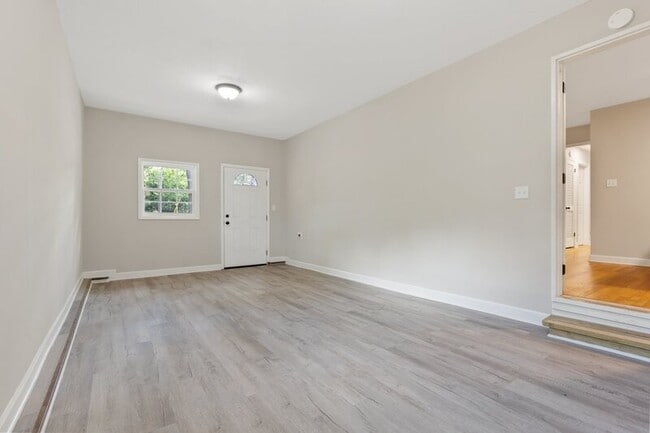 Building Photo - 852 N May St