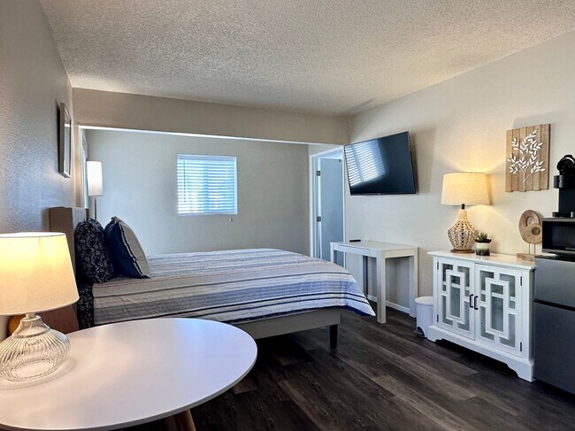 Building Photo - Private Room for Rent