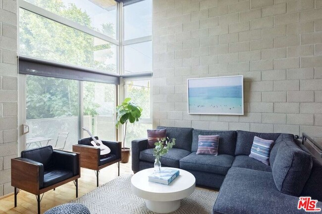 Building Photo - 530 N Larchmont Blvd