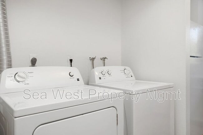 Building Photo - 820 Encinitas Blvd