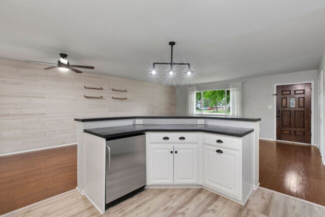 Building Photo - Students Welcome! Spacious 5 Bedroom Home in West Fort Collins