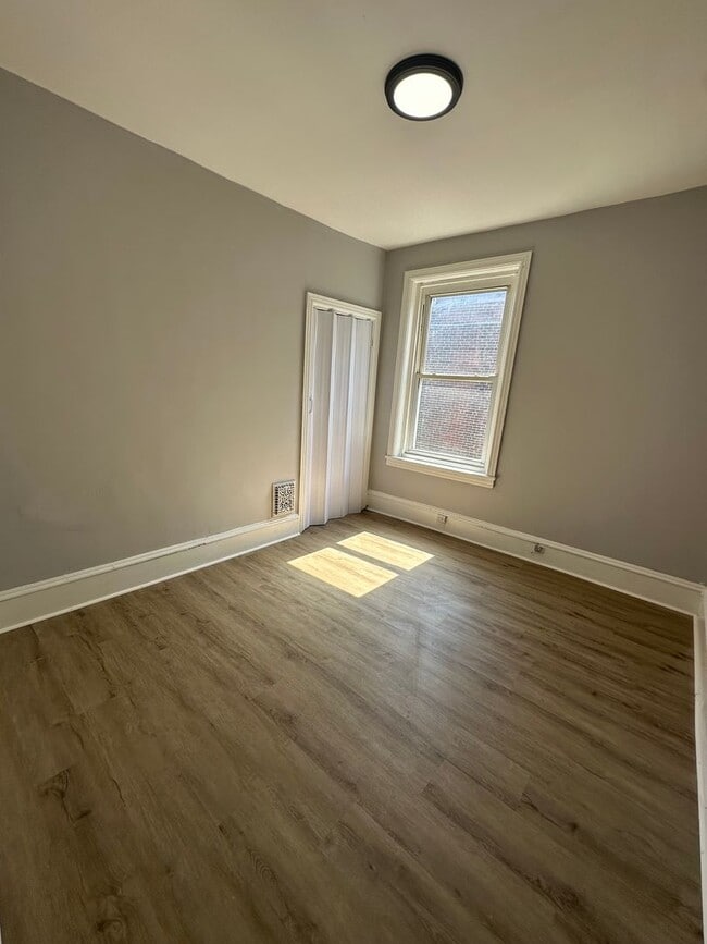Building Photo - LARGE 4 Bed, 1.5 Bath ready for rent!