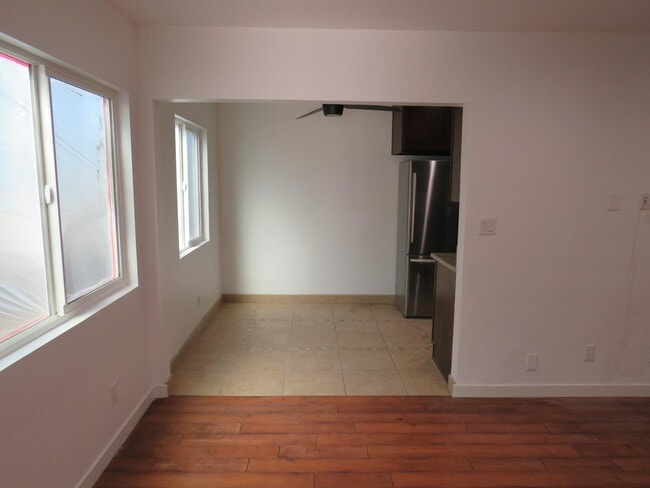 Building Photo - 955 Hyperion Ave