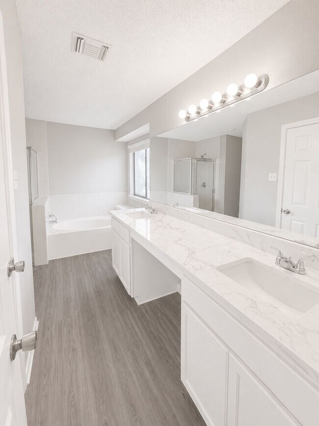 Building Photo - Completely updated Ventura beauty with over 2,000 square feet, TWO living areas, and a downstairs...