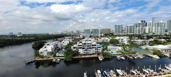 Building Photo - 400 Kings Point Dr