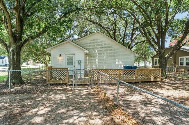 Building Photo - 202 Penick Rd