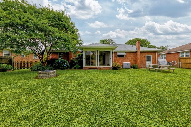 Building Photo - 3 Bedroom, Meticulously Maintained Updated...