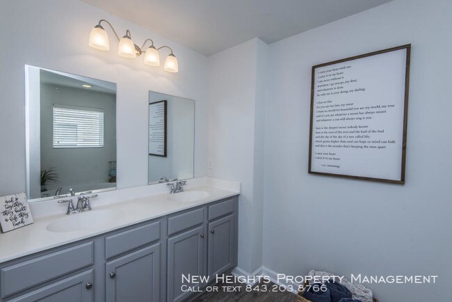 Building Photo - Gorgeous home in McKewn neighborhood!