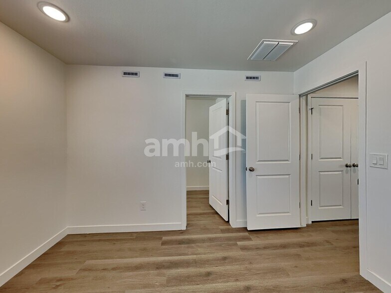 Building Photo - 12627 W Adair Dr