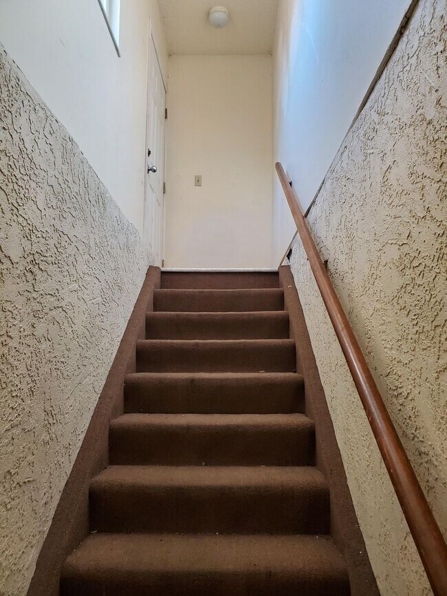 Building Photo - 1 Bedroom, 1 Bath - Basement Unit