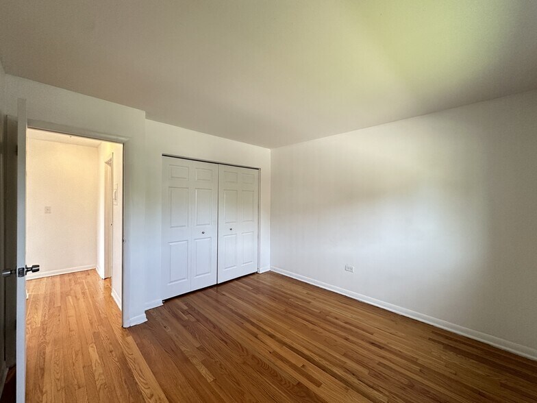 Building Photo - 1653 Oakwood Ave