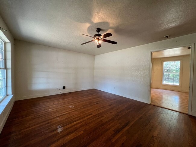 Building Photo - 305 E Rd