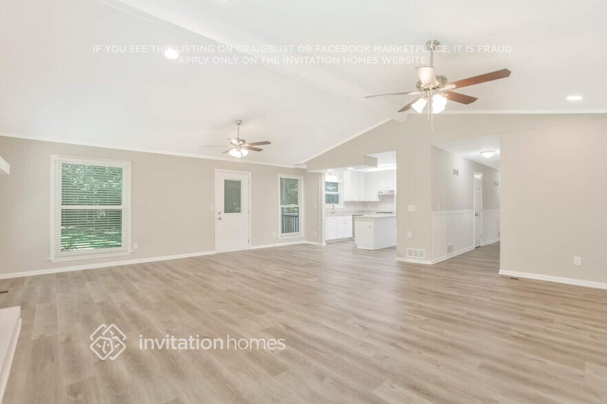 Building Photo - 5421 S Lake Dr
