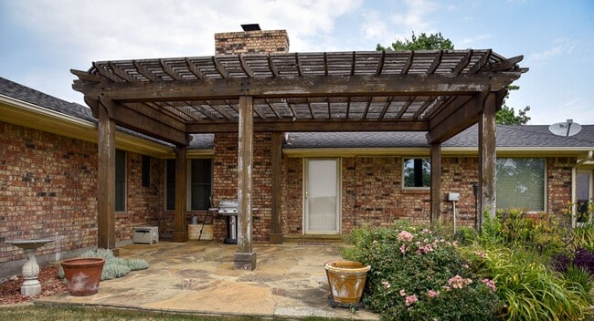 Building Photo - Country Home with 3 Bedrooms and 2 Baths