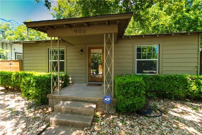 Building Photo - 906 E 53rd St