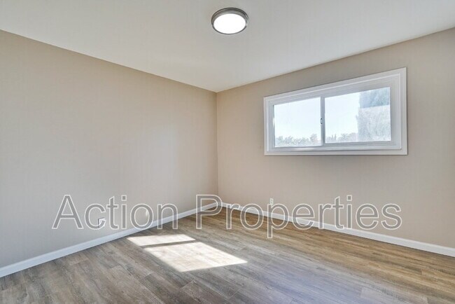 Building Photo - 685 Foxtail Dr