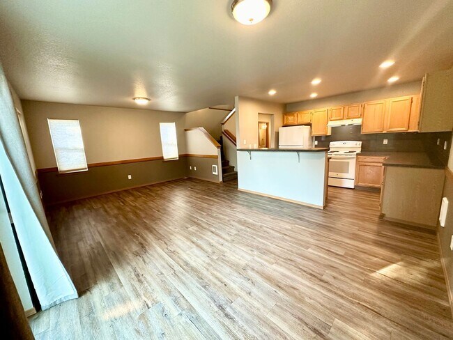 Building Photo - Updated Townhouse in Ellenbsurg