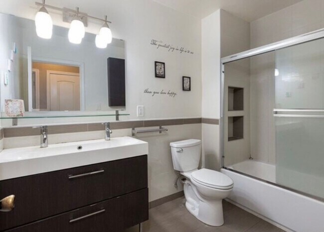 Building Photo - **LAKEWOOD HOME** THREE BEDROOM READY FOR JULY MOVE-IN