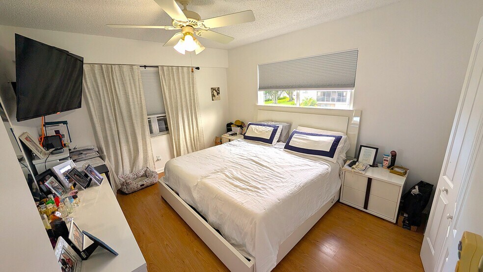 Building Photo - 542 Fanshaw M